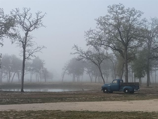 226 Stolle LN, Flatonia, TX 78941