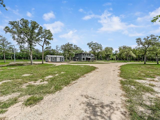226 Stolle LN, Flatonia, TX 78941