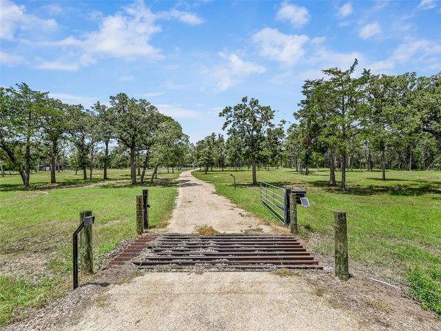 226 Stolle LN, Flatonia, TX 78941