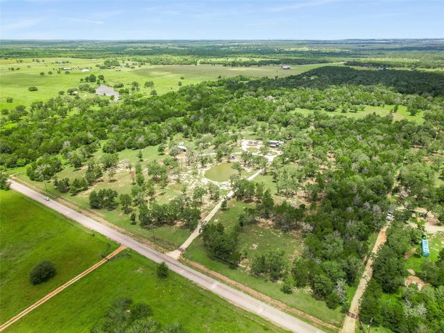 226 Stolle LN, Flatonia, TX 78941