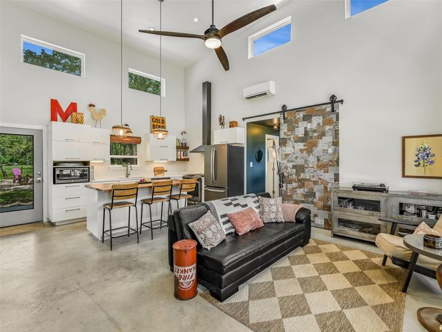 226 Stolle LN, Flatonia, TX 78941