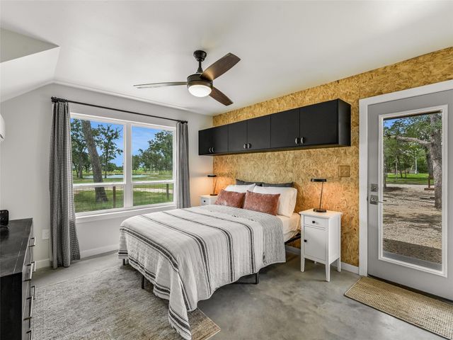 226 Stolle LN, Flatonia, TX 78941