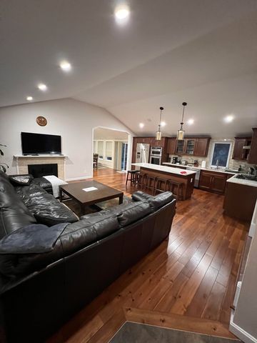 35 Glen Cir, Waltham, MA 02451