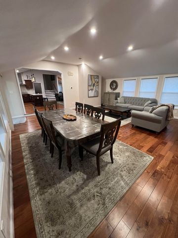 35 Glen Cir, Waltham, MA 02451