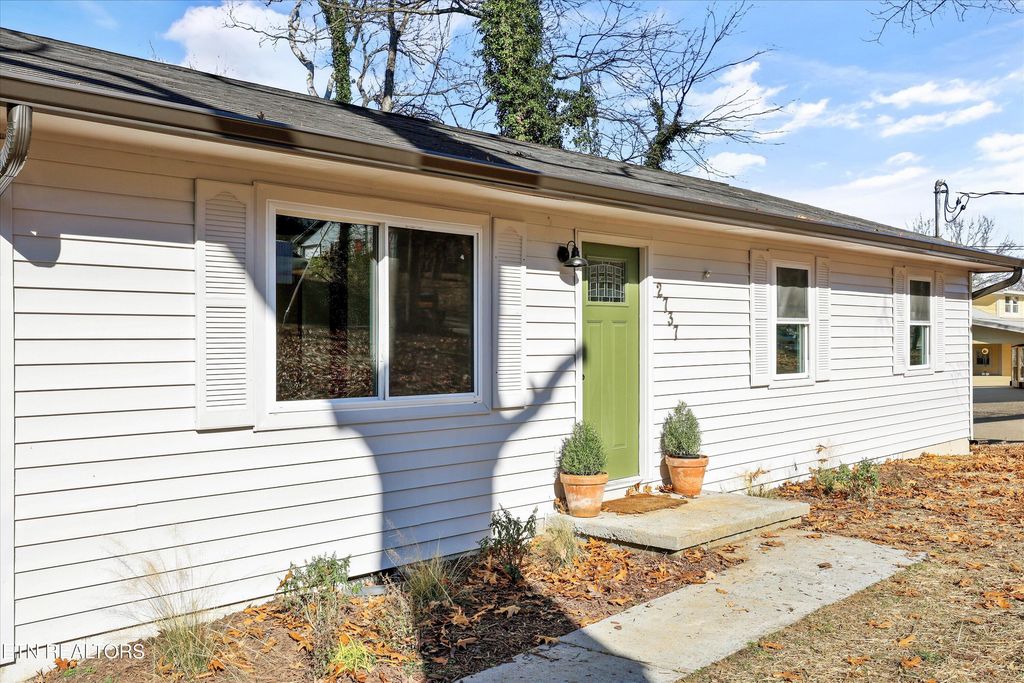 2737 Washington Pike, Knoxville, TN 37917