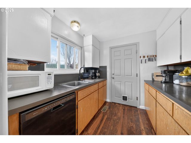 3058 Ne FOLLETT St, Roseburg, OR 97470