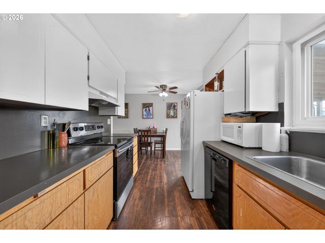 3058 Ne FOLLETT St, Roseburg, OR 97470