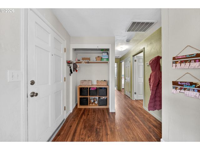 3058 Ne FOLLETT St, Roseburg, OR 97470