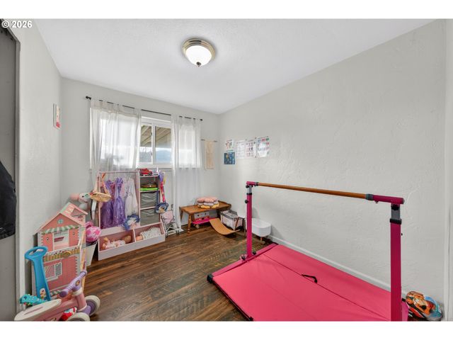 3058 Ne FOLLETT St, Roseburg, OR 97470