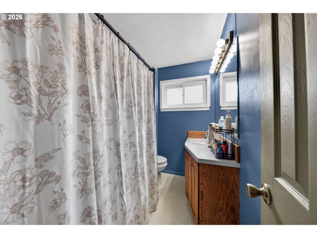 3058 Ne FOLLETT St, Roseburg, OR 97470