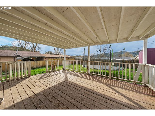 3058 Ne FOLLETT St, Roseburg, OR 97470