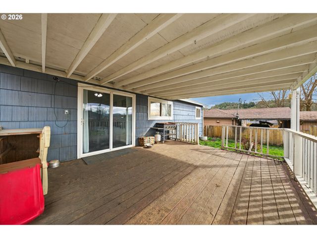 3058 Ne FOLLETT St, Roseburg, OR 97470