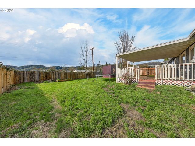 3058 Ne FOLLETT St, Roseburg, OR 97470