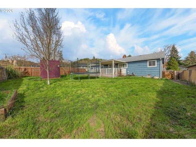 3058 Ne FOLLETT St, Roseburg, OR 97470