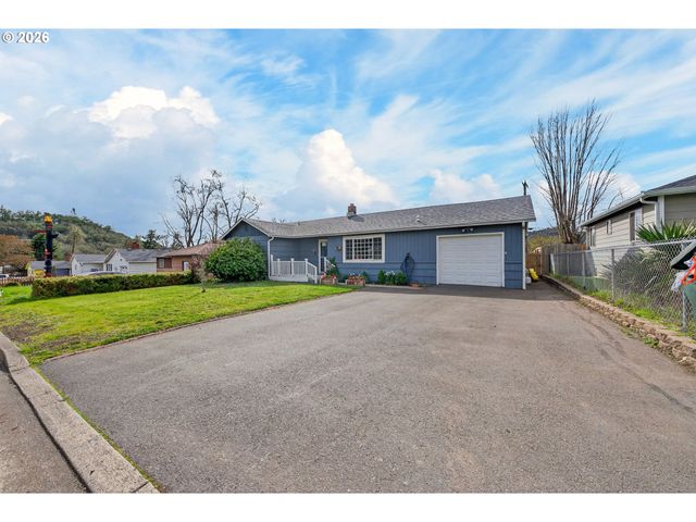 3058 Ne FOLLETT St, Roseburg, OR 97470