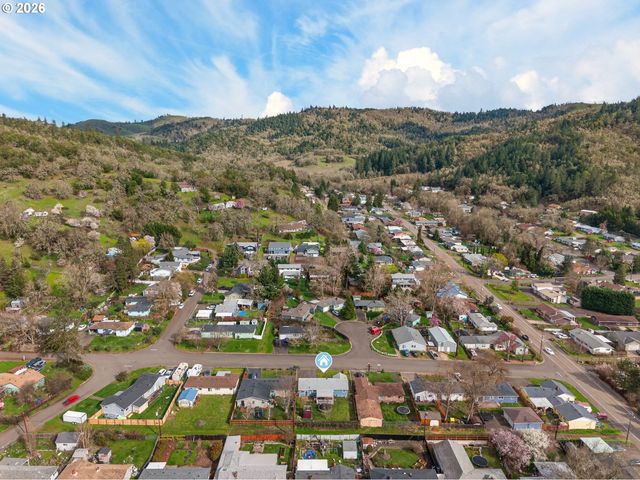 3058 Ne FOLLETT St, Roseburg, OR 97470