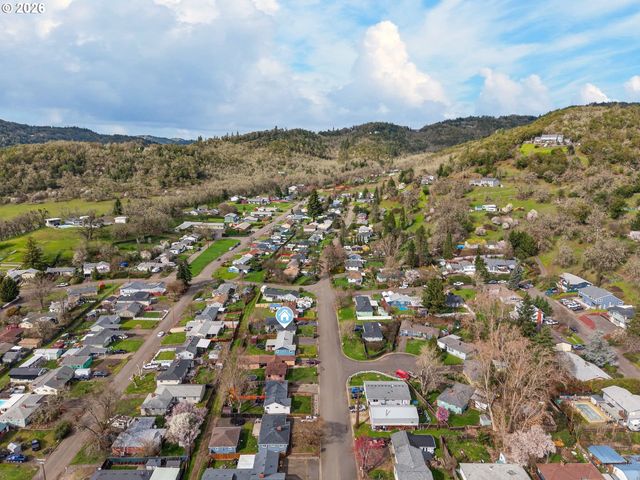 3058 Ne FOLLETT St, Roseburg, OR 97470