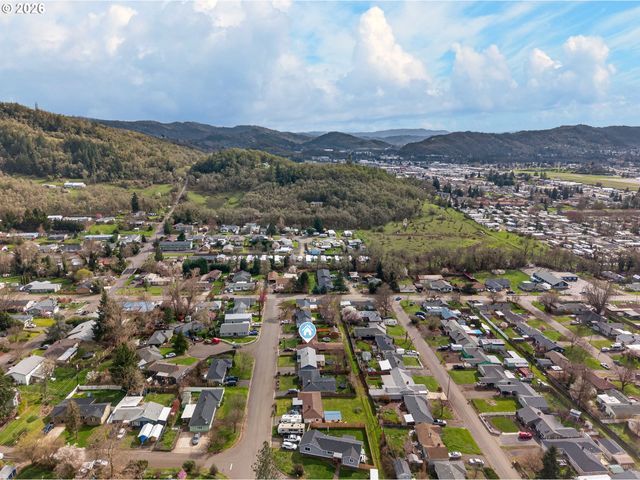 3058 Ne FOLLETT St, Roseburg, OR 97470