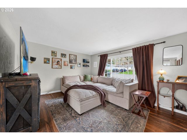 3058 Ne FOLLETT St, Roseburg, OR 97470