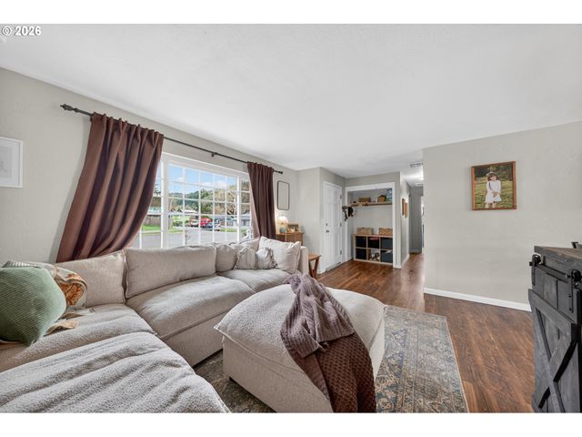 3058 Ne FOLLETT St, Roseburg, OR 97470