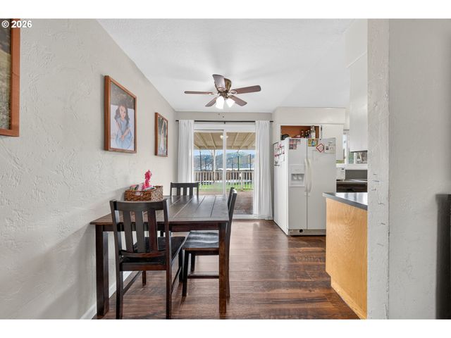 3058 Ne FOLLETT St, Roseburg, OR 97470