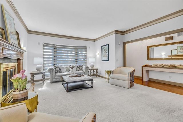 240 E 30th Street, Kansas City, MO 64108