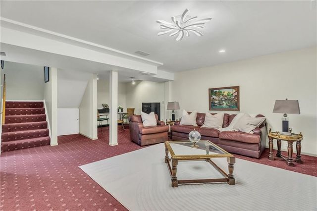 240 E 30th Street, Kansas City, MO 64108