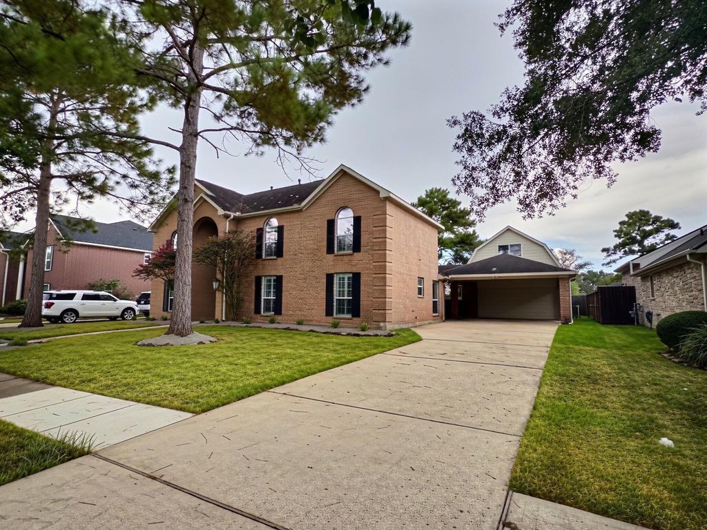 305 Oak Creek Court, League City, TX 77573