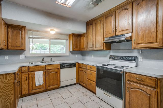 340 Grand Meadow Drive, Fort Worth, TX 76108
