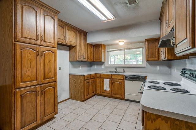 340 Grand Meadow Drive, Fort Worth, TX 76108