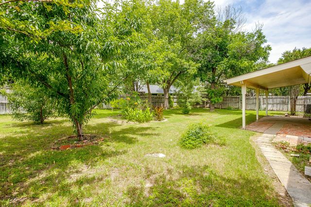 340 Grand Meadow Drive, Fort Worth, TX 76108