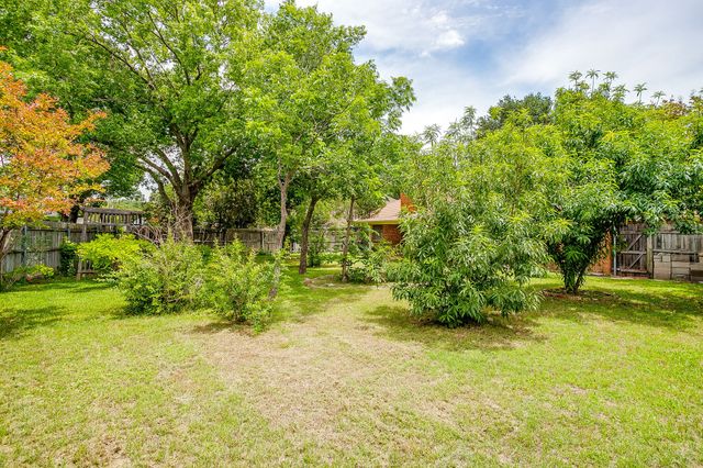 340 Grand Meadow Drive, Fort Worth, TX 76108