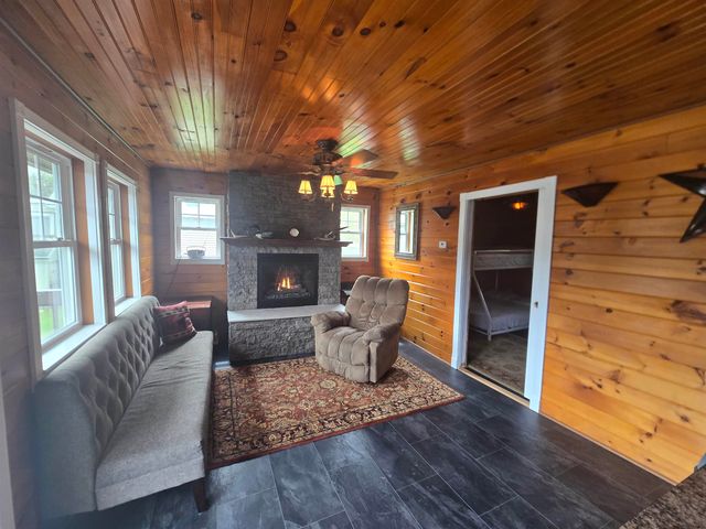 16 West Shore Drive, Tinmouth, VT 05773
