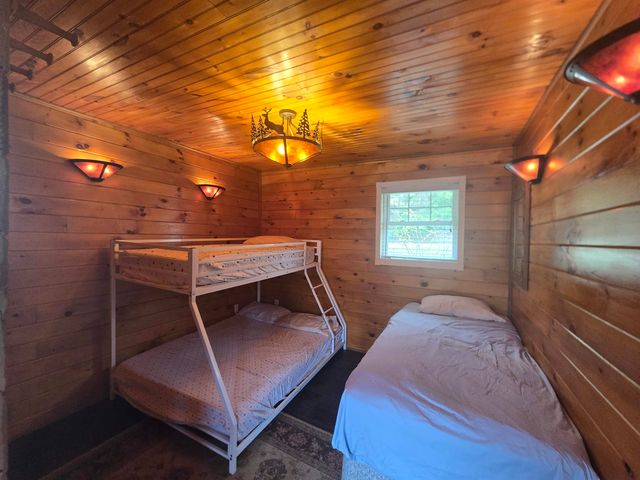 16 West Shore Drive, Tinmouth, VT 05773