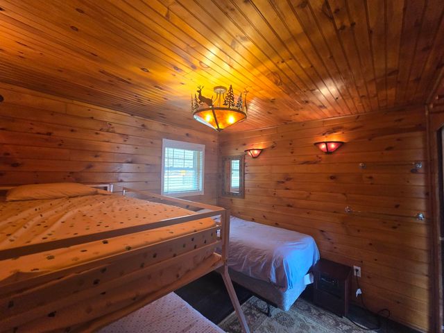 16 West Shore Drive, Tinmouth, VT 05773