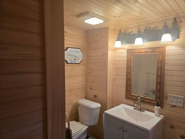 16 West Shore Drive, Tinmouth, VT 05773