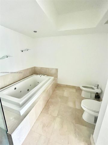 218 SE 14th St 903, Miami, FL 33131