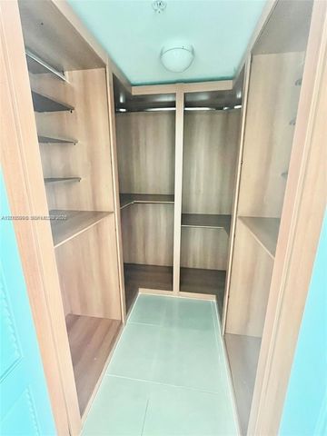 218 SE 14th St 903, Miami, FL 33131