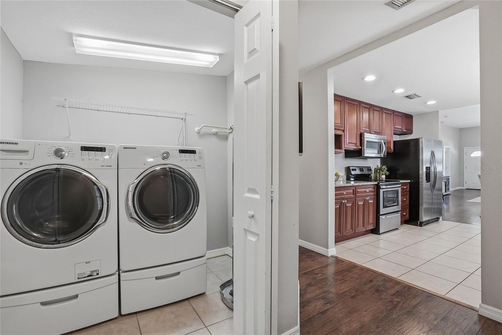 Image 20 of property listing at 2501 W GRAY STREET, Tampa, FL 33609