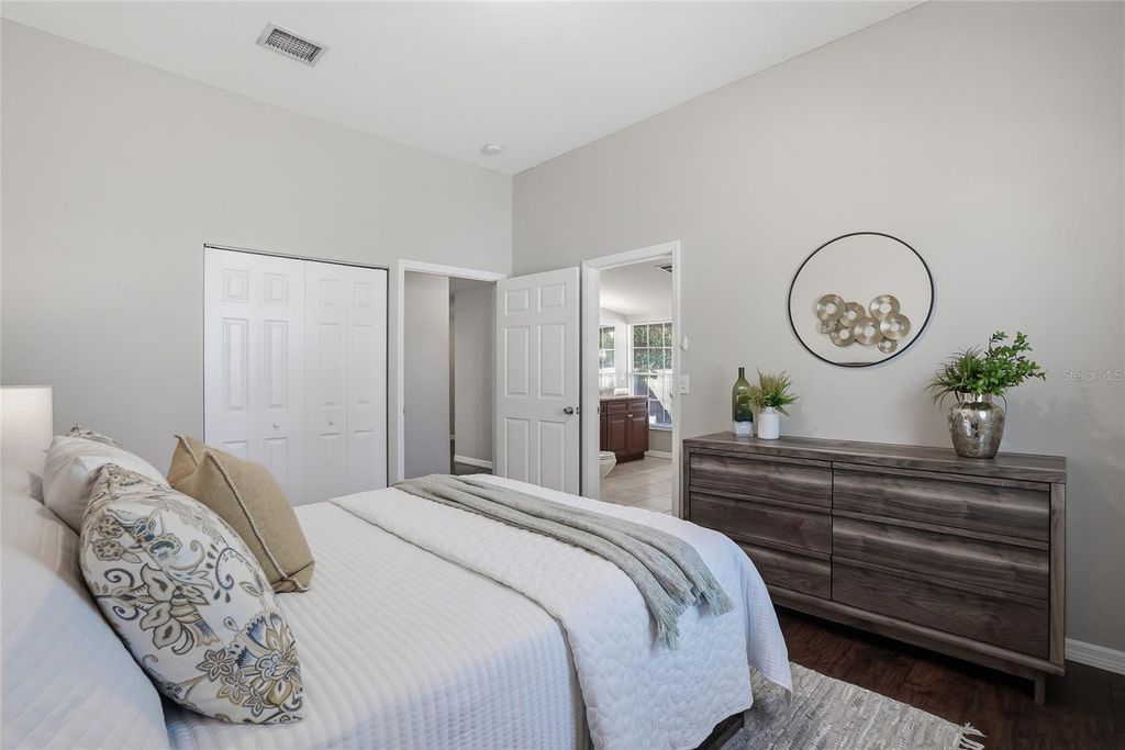 Image 23 of property listing at 2501 W GRAY STREET, Tampa, FL 33609