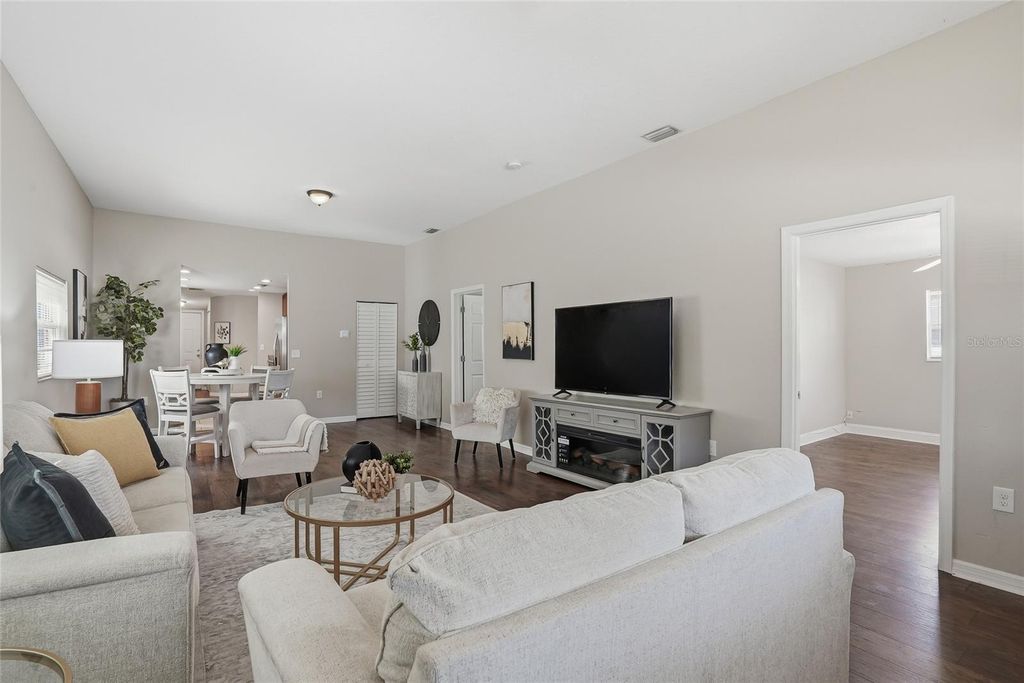 Image 9 of property listing at 2501 W GRAY STREET, Tampa, FL 33609