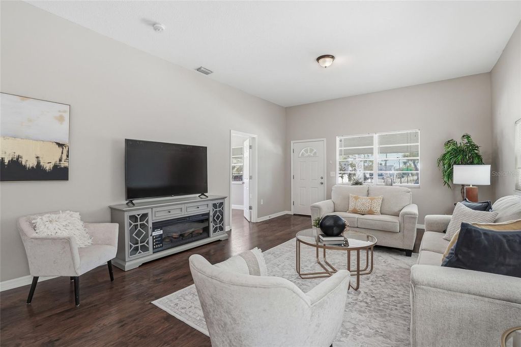 Image 10 of property listing at 2501 W GRAY STREET, Tampa, FL 33609