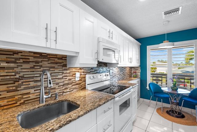 1540 NW 18th Avenue 203, Delray Beach, FL 33445