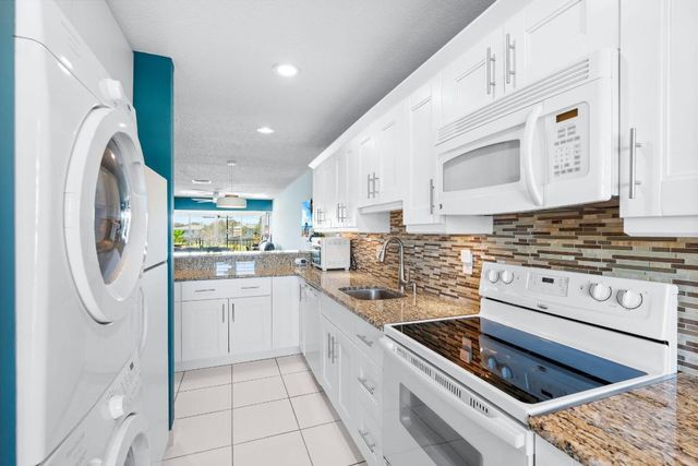 1540 NW 18th Avenue 203, Delray Beach, FL 33445