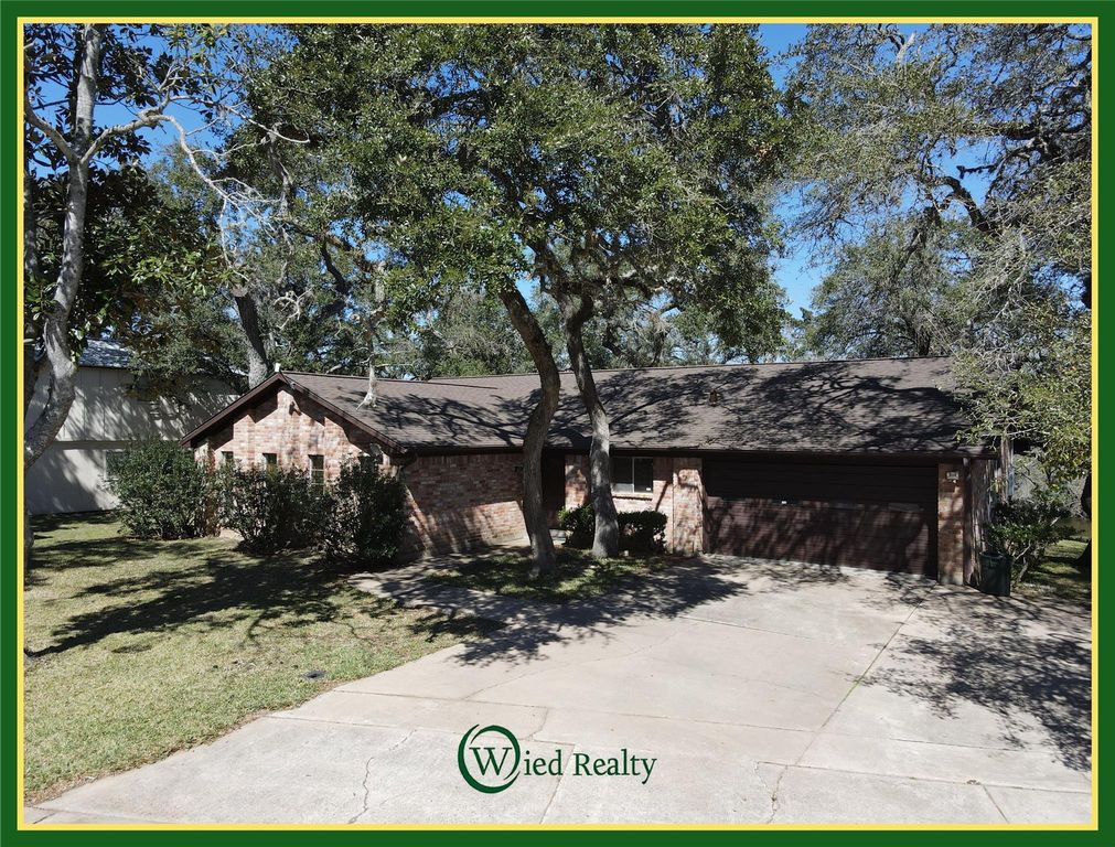 708 Catamaran Circle, Blessing, TX 77419