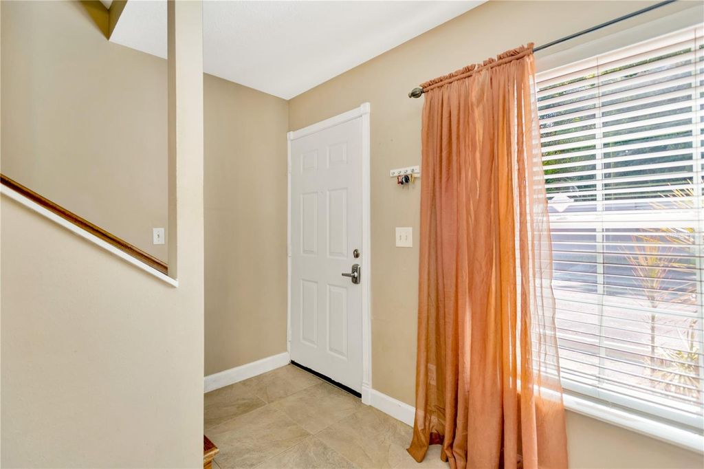 Image 4 of property listing at 5170 SUNRIDGE PALMS DRIVE, Tampa, FL 33617