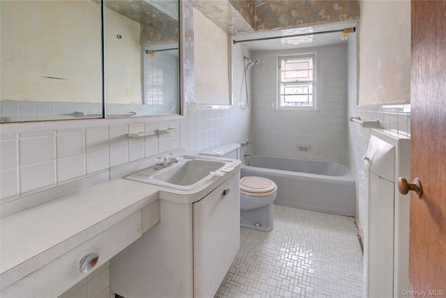 197 Delaware Avenue, Freeport, NY 11520