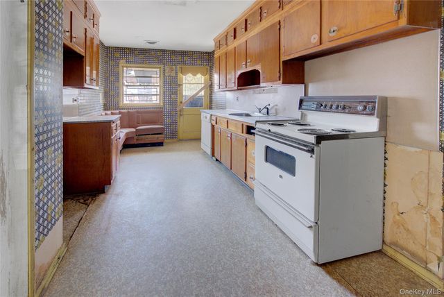 197 Delaware Avenue, Freeport, NY 11520