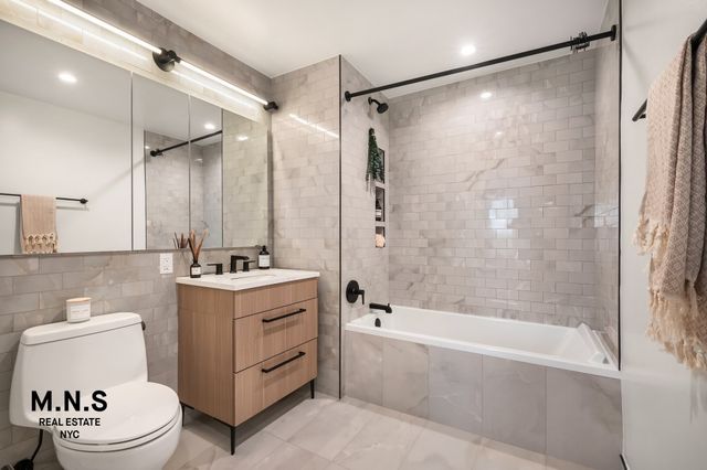 2254 46th St Apt 602, New York City, NY 11105