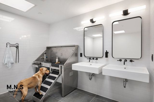 2254 46th St Apt 602, New York City, NY 11105